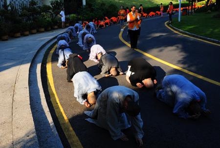 Monks pray for Taiwan typhoon victim in Shenzhen