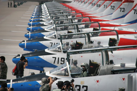 Chinese female fighter pilots get new suits