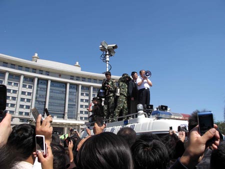 Urumqi protesters confront police over syringe attacks