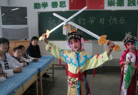 Pupils play Peking Opera as gift for Teachers' Day