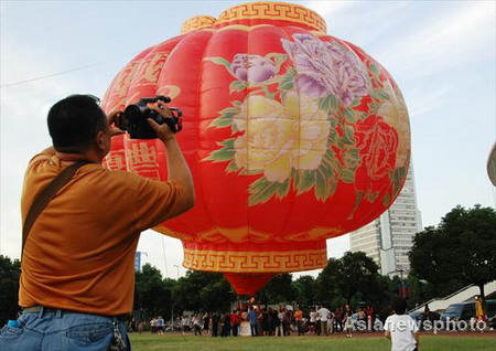 Mega hot-air balloon rises for PRC anniversary