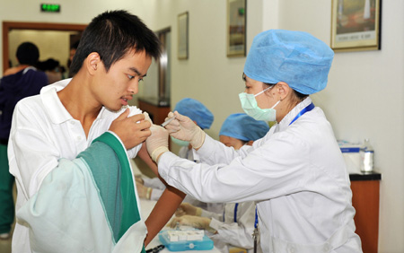 Students world's first to get H1N1 vaccine