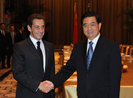 Chinese, French presidents join hands to promote bilateral relations