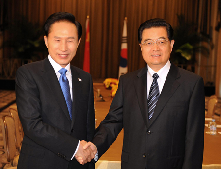 Hu meets with world leaders