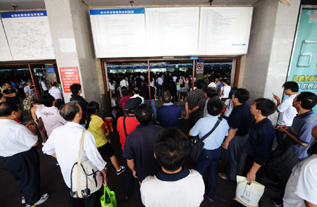 China embraces pre-holiday travel rush