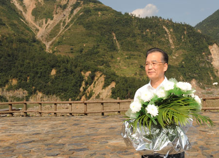 Premier Wen: Rebuild post-quake Sichuan head on