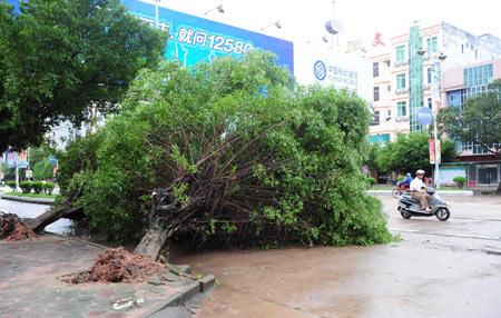 Typhoon Kestana shaves Hainan, heading to Vietnam