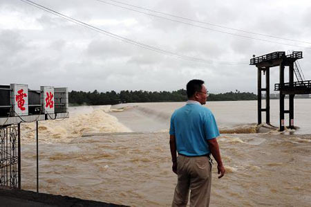 Typhoon Kestana shaves Hainan, heading to Vietnam