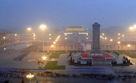 Tian'anmen embraces parade