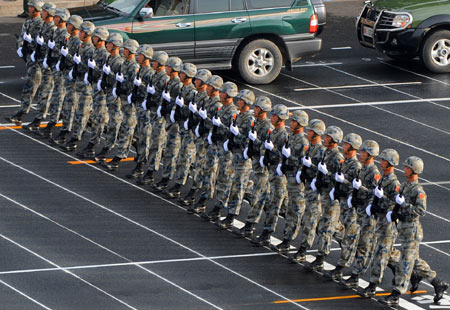 Tian'anmen embraces parade