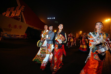 Tian'anmen embraces parade