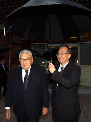 Wen meets Kissinger amid inaugural China-US dialogue