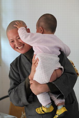 Tsinghua-alumna nun, mom of 26 foundlings