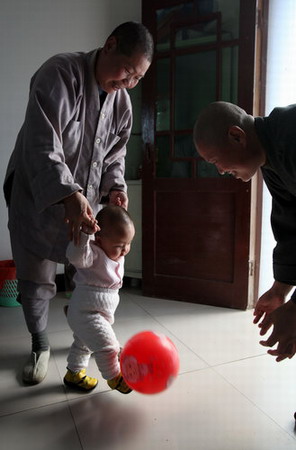 Tsinghua-alumna nun, mom of 26 foundlings