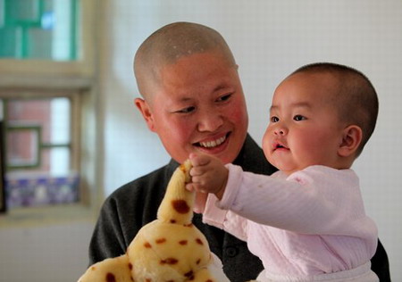 Tsinghua-alumna nun, mom of 26 foundlings