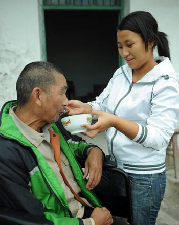 Filial girl, 15, receives award in Chongqing