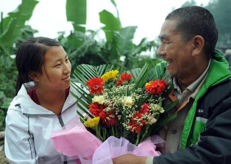 Filial girl, 15, receives award in Chongqing