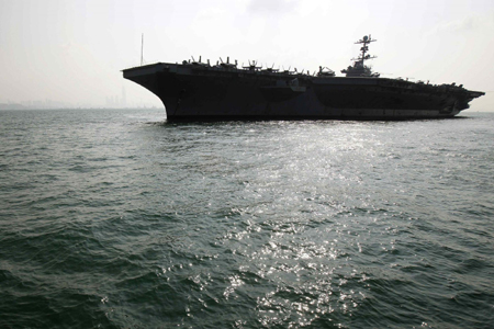 US aircraft carrier arrives in Hong Kong