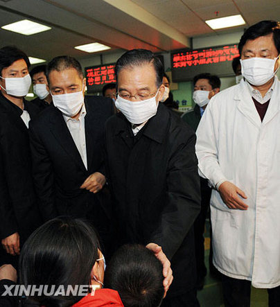 Wen visits H1N1 patients, medical staff