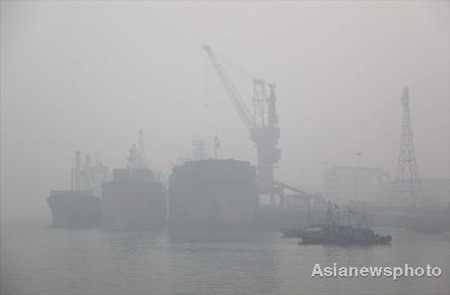 Heavy fog blankets east China