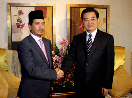 Hu meets with Malaysia's Supreme Head of State