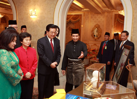 Hu meets with Malaysia's Supreme Head of State