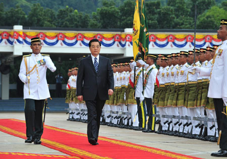 Hu meets with Malaysia's Supreme Head of State