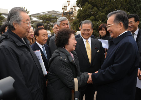 Wen meets Japanese war orphans revisiting China