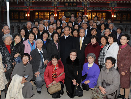 Wen meets Japanese war orphans revisiting China