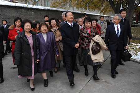 Wen meets Japanese war orphans revisiting China