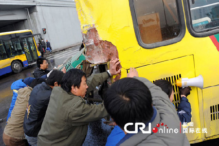 Bus break failure causes one dead, 4 injured