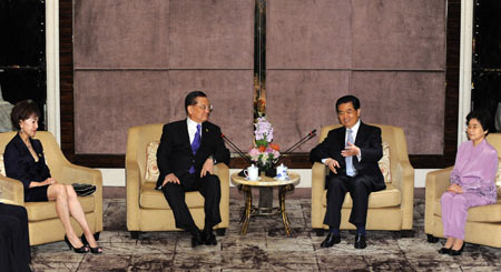 Hu meets with Lien Chan in Singapore