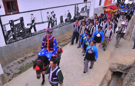 Zhuang people present traditional wedding to attract tourists