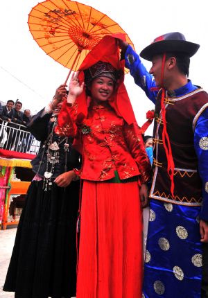 Zhuang people present traditional wedding to attract tourists