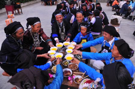 Zhuang people present traditional wedding to attract tourists