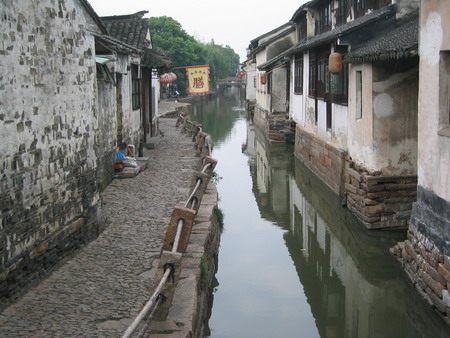 Zhouzhuang shines at tourism festival