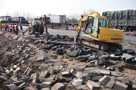 Gunpowder-loaded truck explosion kills 4 in Hubei