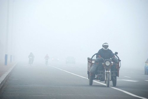 Heavy fog shrouds N China, disrupting traffic