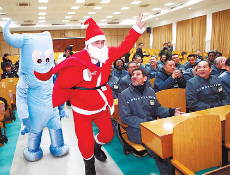 Foreign convicts treated to festive performance in prison