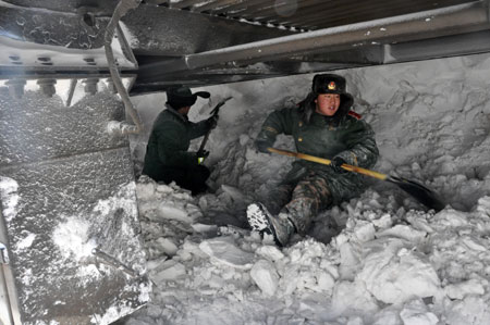 Trains stranded by snow in Inner Mongolia