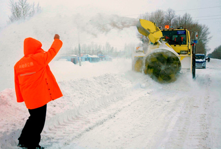 1 dead, over 5,000 evacuated after snowstorm in Xinjiang