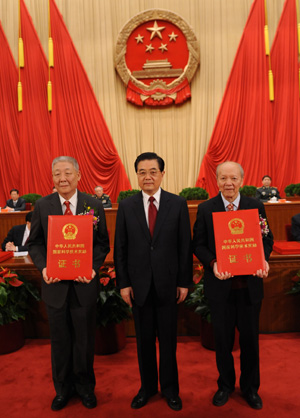 China awards two academicians top science honor