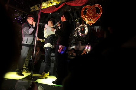 Chengdu gay couple wed in public