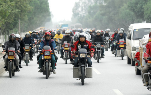 100,000 migrant workers motorbike home