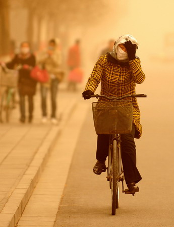 Sandstorm hits north China's Inner Mongolia, Ningxia