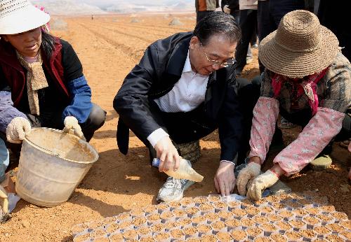 Wen visits SW China, urges redoubled drought-relief efforts