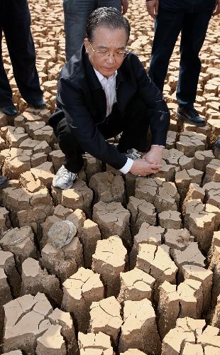 Wen visits SW China, urges redoubled drought-relief efforts