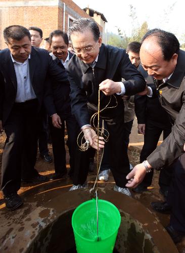 Wen visits SW China, urges redoubled drought-relief efforts