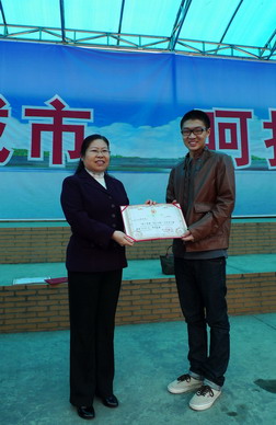 Brother-sister duo donate to children in Sichuan