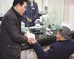 Junk man, 83, donates 100,000 yuan to charity